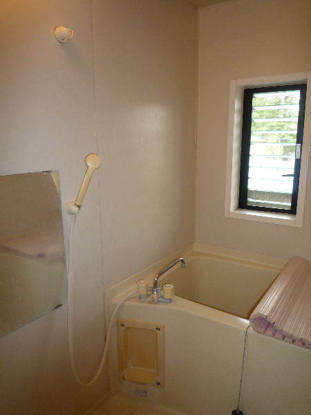 バス・シャワールーム　シャワー・窓付き浴室