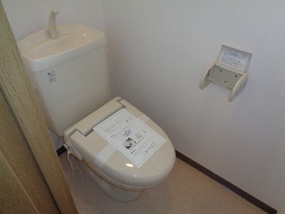 トイレ　上部に棚あり