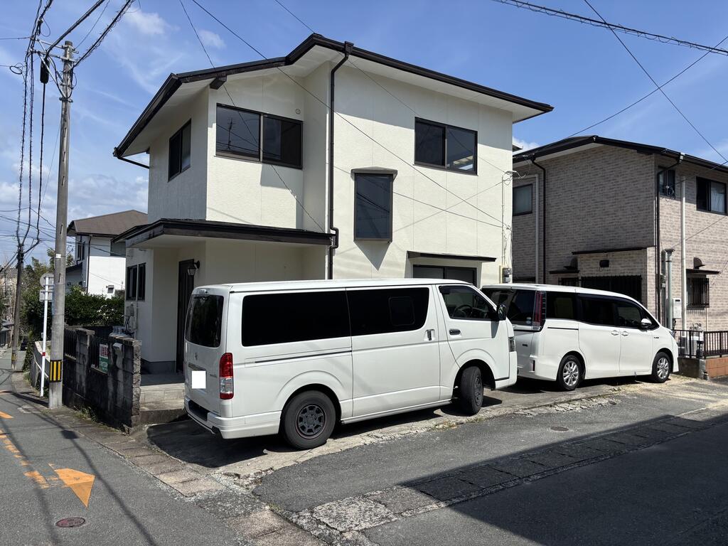 駐車場　普通車２台できます。庭に軽自動車も入ります。