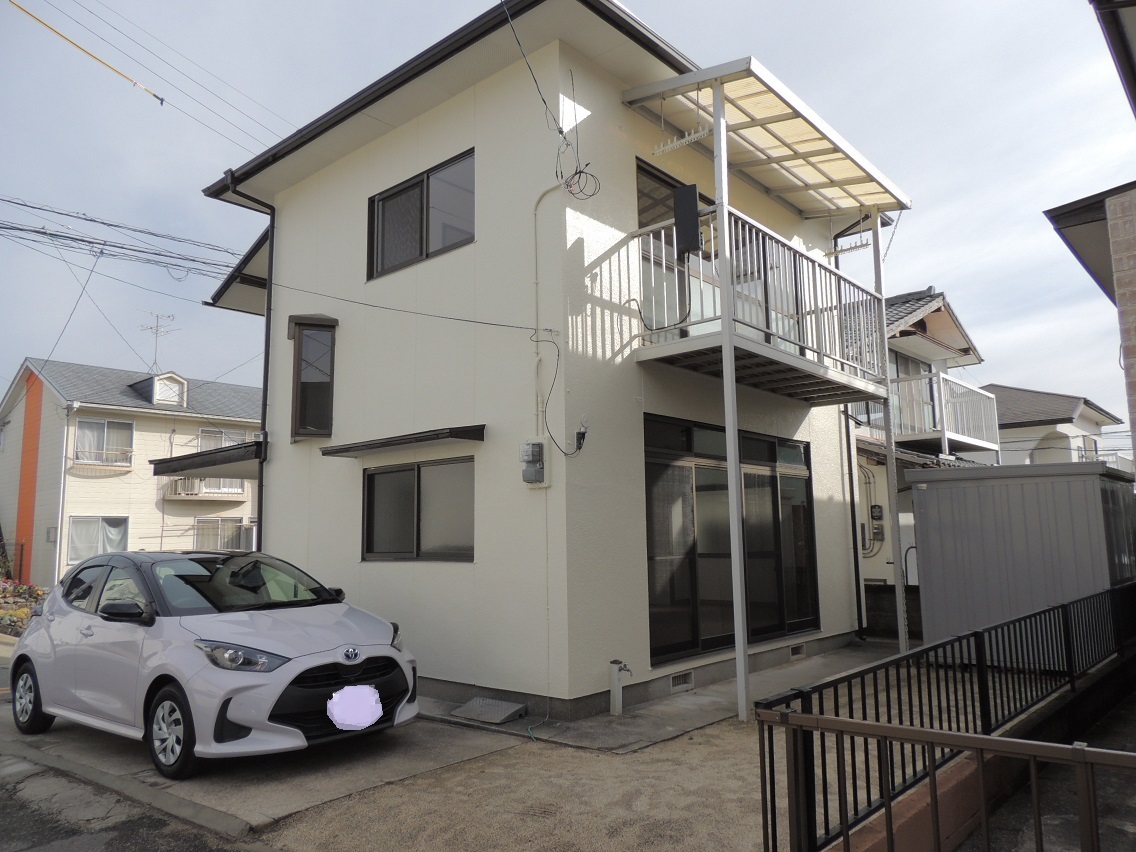 建物外観　駐車　普通車２台　軽自動車１台可能です。