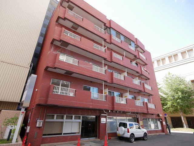 札幌市中央区南十一条西のマンションの建物外観