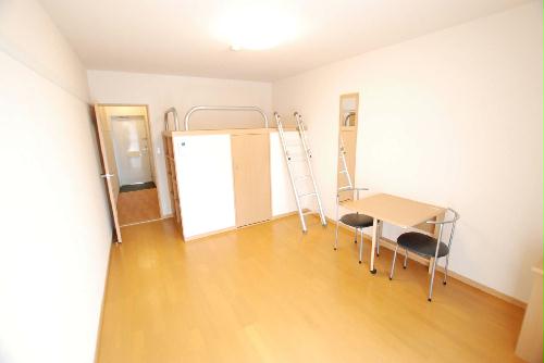 居室・リビング　1階フローリング、2階カーペット