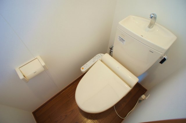 トイレ　落ち着いた色調のトイレです