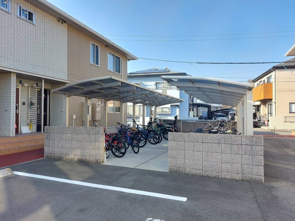 【松山市古川南のアパートの駐車場】