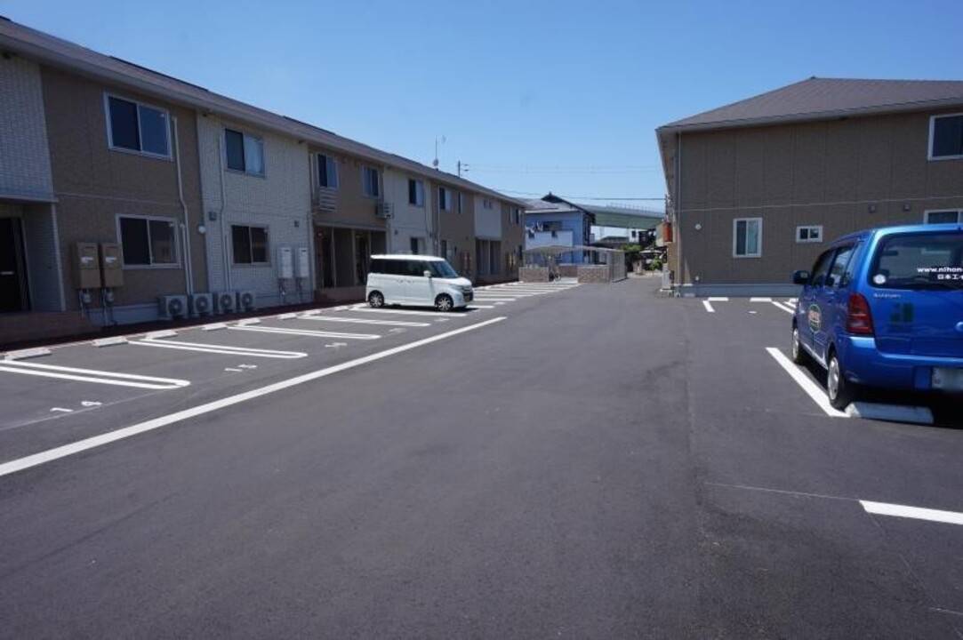 【松山市古川南のアパートの駐車場】