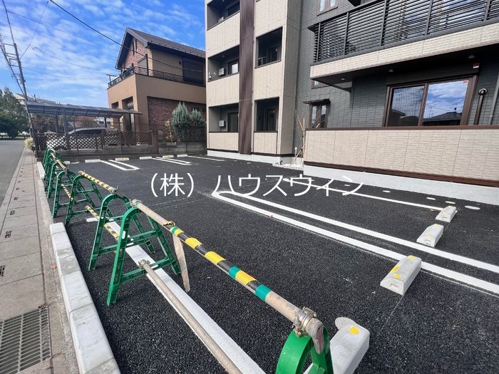 【越谷市新越谷のアパートの駐車場】