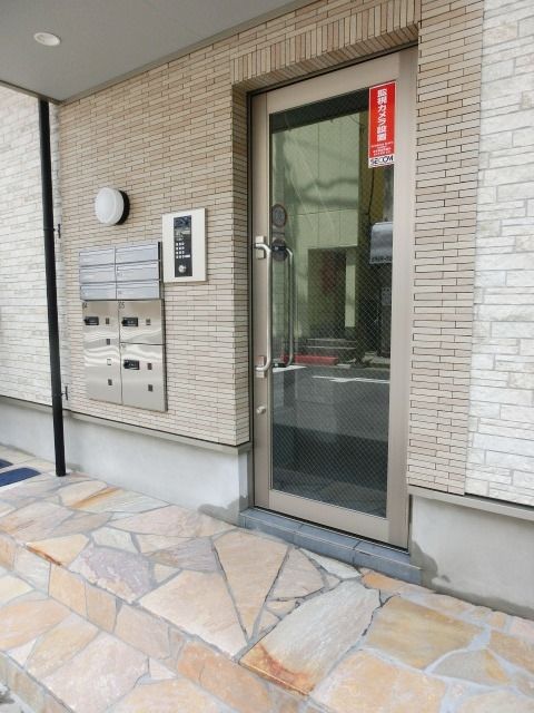 【千葉市中央区南町のアパートのエントランス】