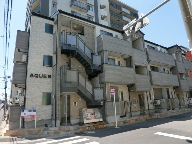 千葉市中央区南町のアパートの建物外観