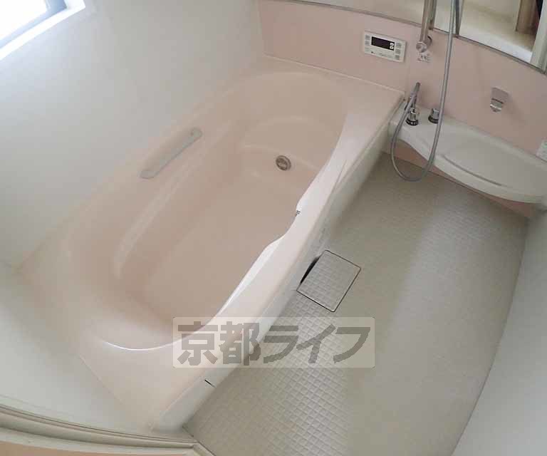 バス・シャワールーム　とても清潔感のあるバスルームです。