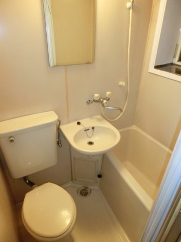 バス・シャワールーム　清潔感のあるバスルーム。