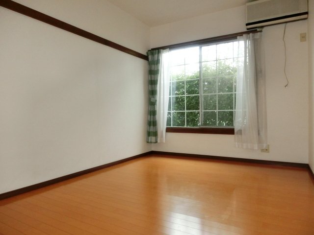 居室・リビング　南向きの明るい居室スペース。