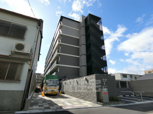 京都市南区東九条西明田町のマンションの建物外観