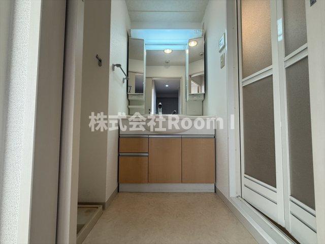 洗面設備　明るい洗面所です