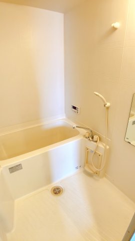 バス・シャワールーム　別部屋反転間取のお写真になります。参考にご覧くださいませ。