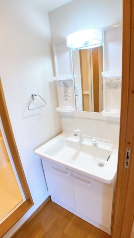 洗面設備　別部屋反転間取のお写真になります。参考にご覧くださいませ。