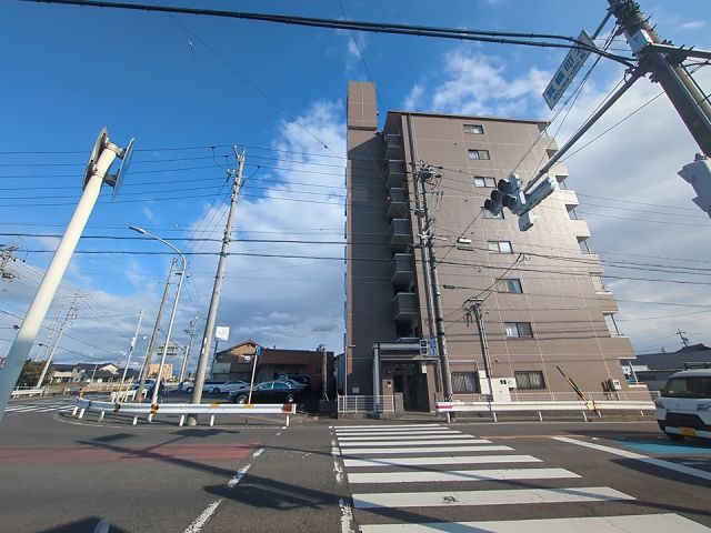 安城市箕輪町のマンションの建物外観