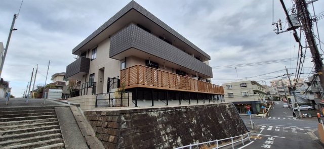 【横浜市青葉区松風台のマンションの建物外観】