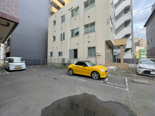 【札幌市中央区南五条西のマンションの駐車場】