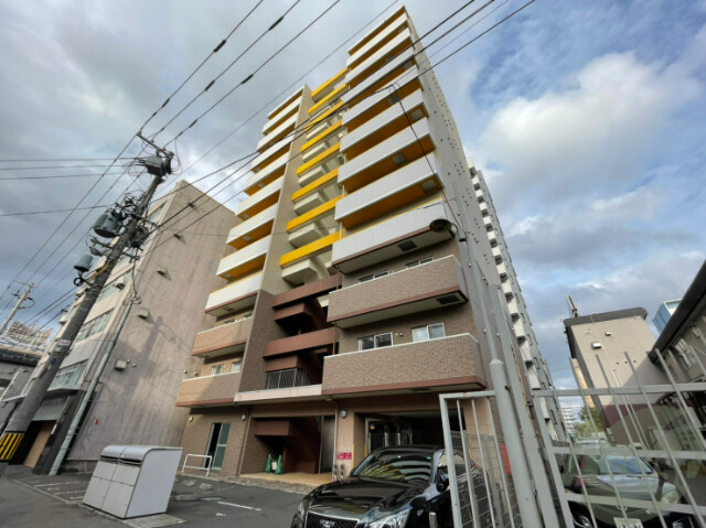 札幌市中央区南五条西のマンションの建物外観