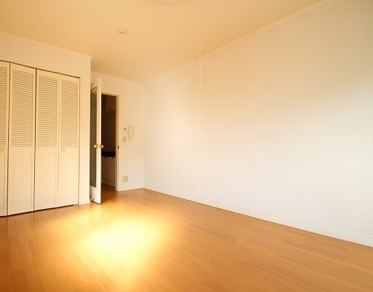 居室・リビング　同物件、別号室のものです。