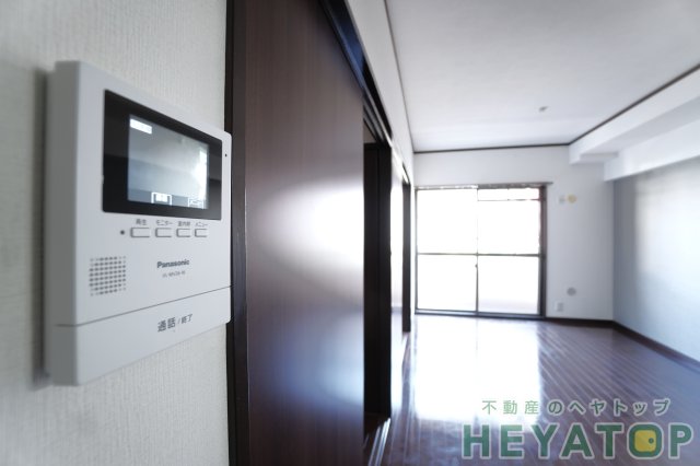 セキュリティ　不意の訪問もモニター付きドアホンで安心確認