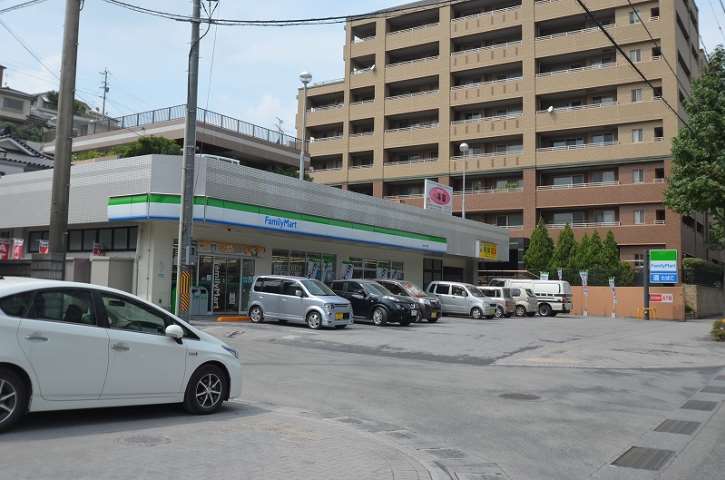 コンビニ　ファミリーマート（コンビニ）まで1051m