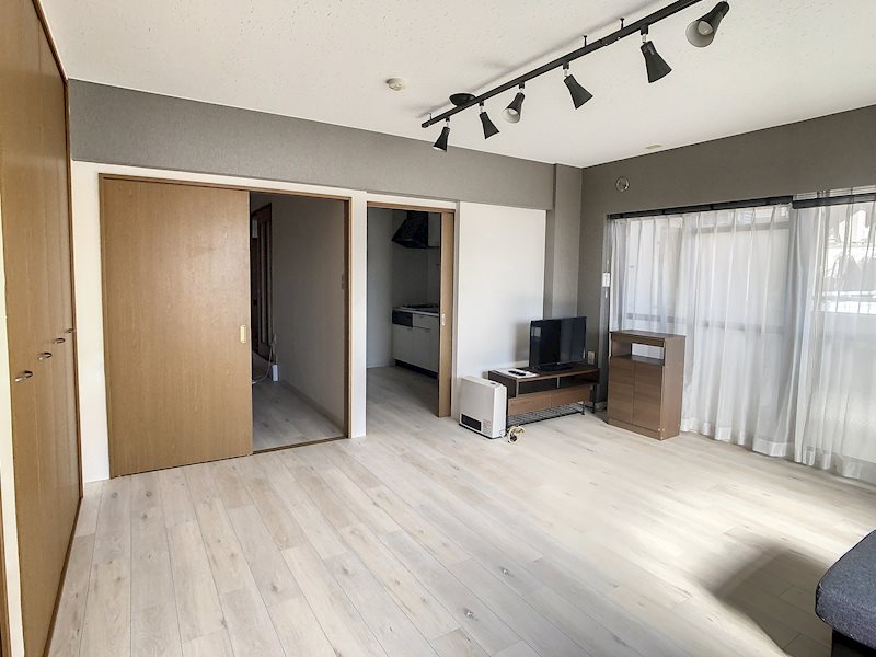 居室・リビング　明るい室内。