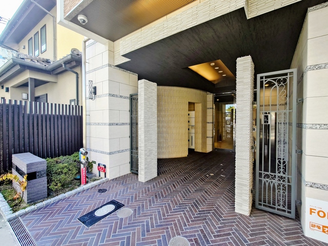 エントランス　エントランス・宅配ＢＯＸ・防犯カメラ