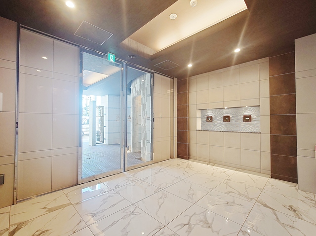 ロビー　ロビー・防犯カメラ付きエレベーター