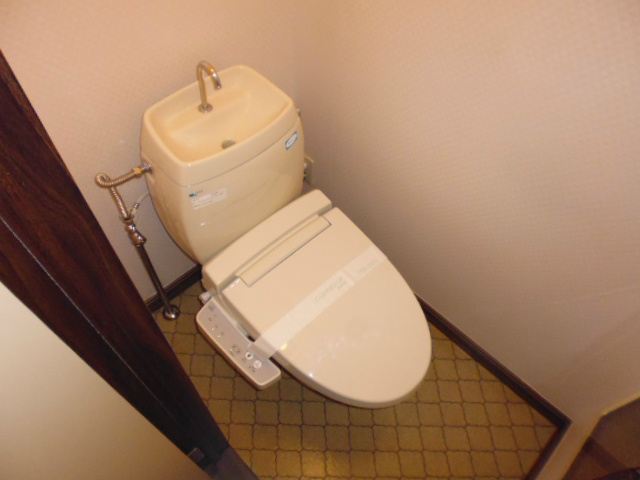トイレ　嬉しい温水洗浄便座完備です。