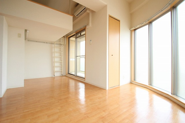 居室・リビング　別号室の写真です。