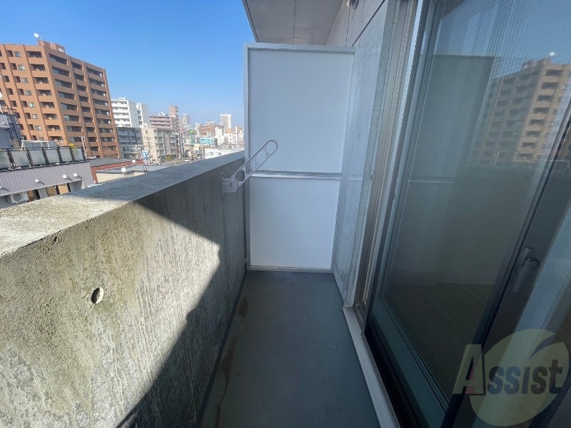 バルコニー　バルコニーは幅があり、広い印象を受けました。