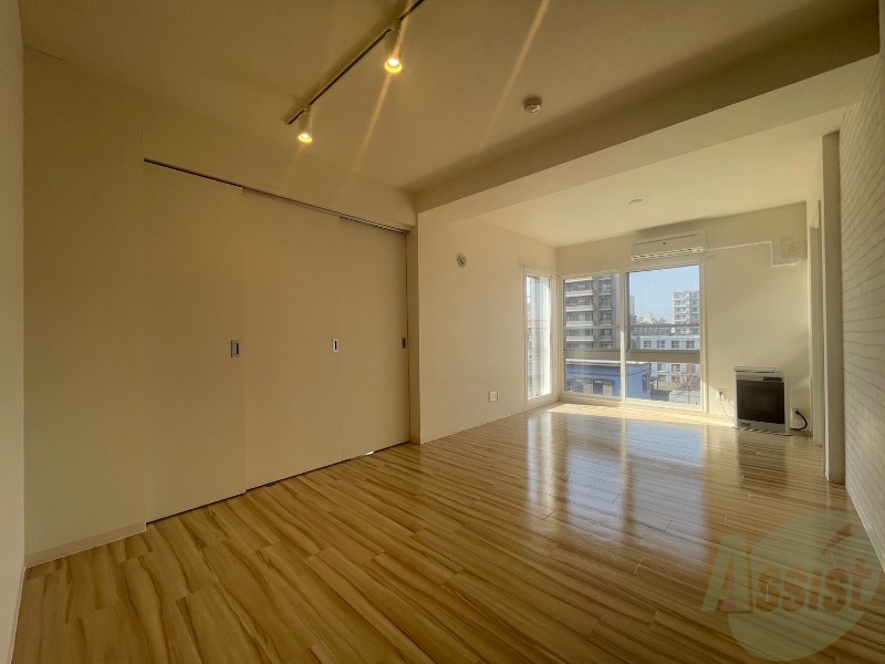 居室・リビング　白さが清潔感を出してくれます。お部屋も明るいですね。