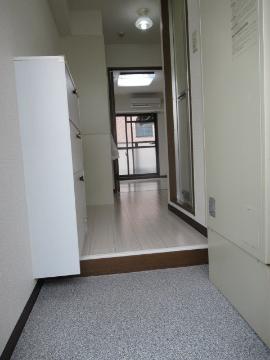 末広14番館　玄関　玄関から室内