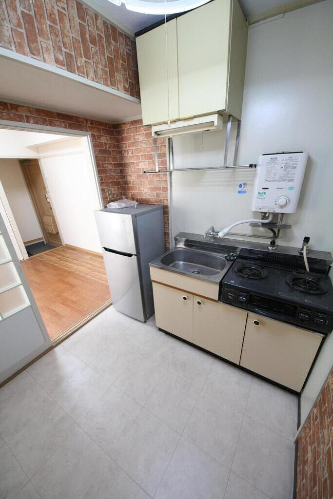 キッチン　コンロ付き、湯沸かし器