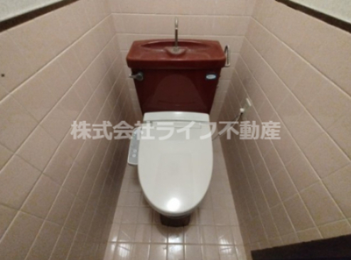 トイレ　落ち着いた色調のトイレです
