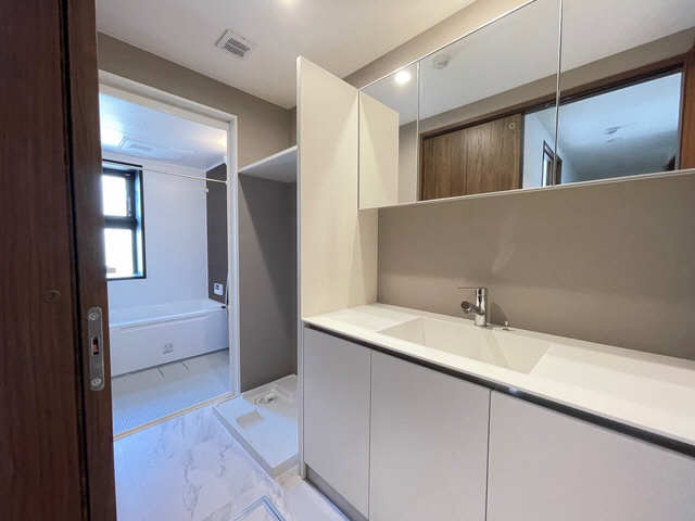 洗面設備　3面ミラーの大型洗面台