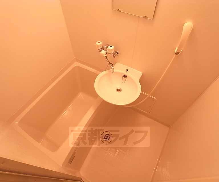 バス・シャワールーム　お風呂に洗面台が付いています。