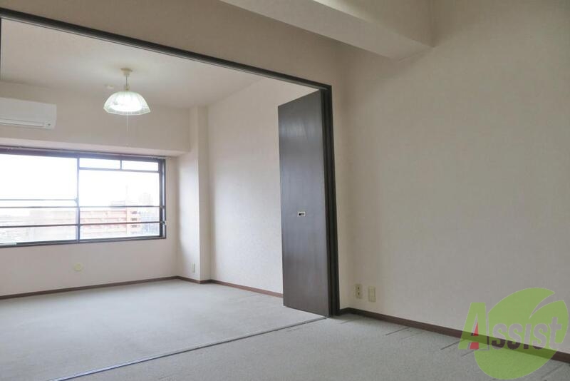 居室・リビング　大きな窓から入る日差しが暖かいお部屋です。