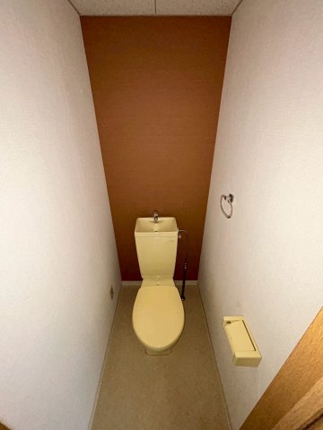 トイレ　落ち着いた色調のトイレです