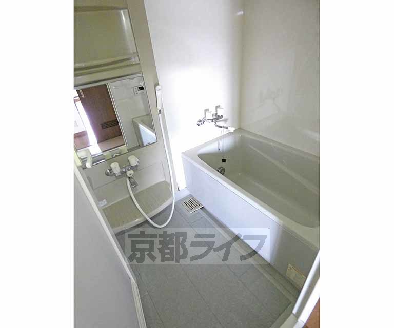 バス・シャワールーム　広さ充分のバスルーム。