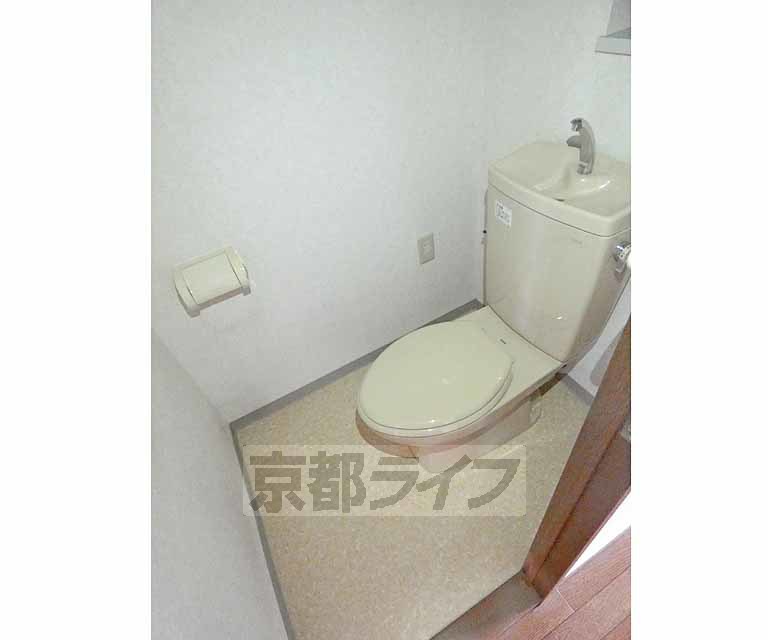 トイレ　トイレにコンセントあります。