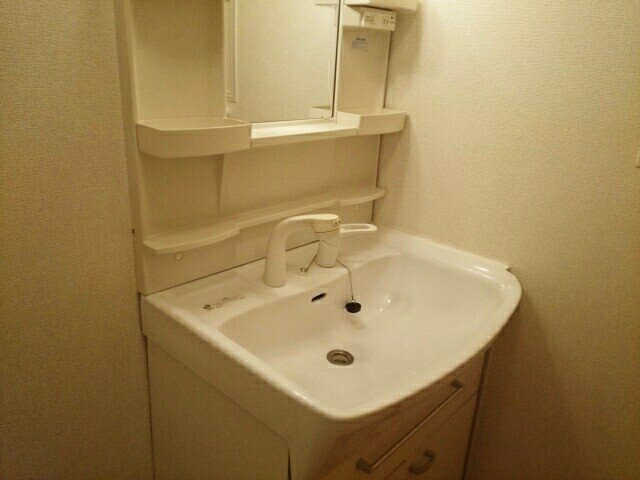 洗面設備　明るい洗面所です