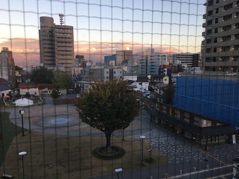 バルコニー　ベランダがないため、東側の窓から見える眺望を撮影