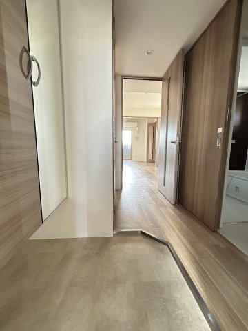 玄関　※同物件別部屋参考写真