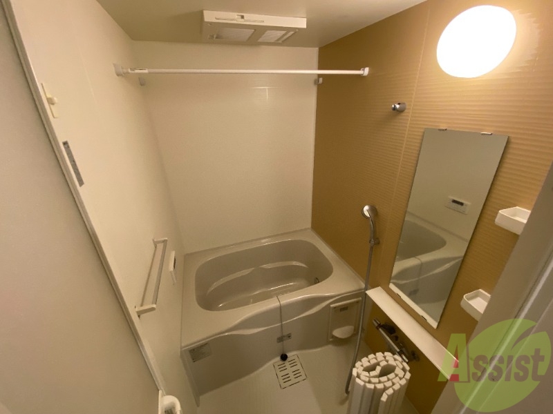 バス・シャワールーム　浴室は狭すぎず、シャワーも浴びやすそうです。