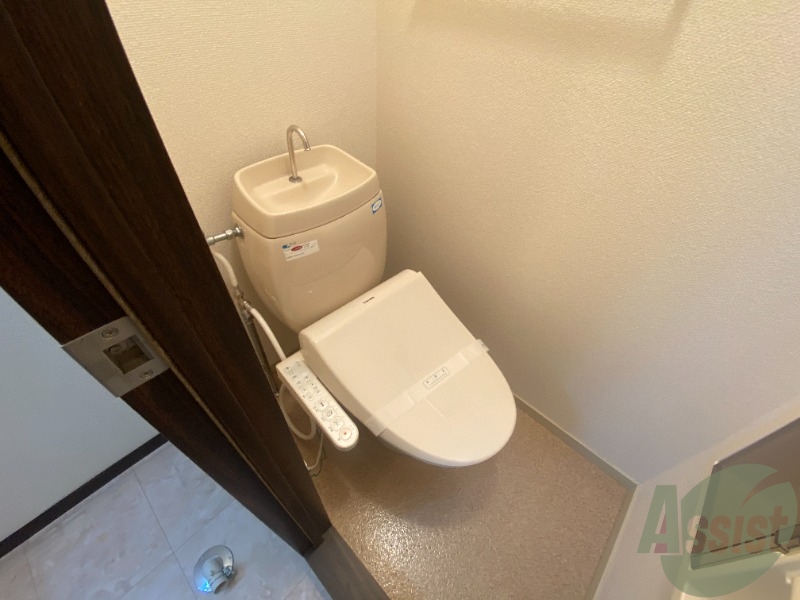 トイレ　温水洗浄便座なので快適に使用できそうですね。