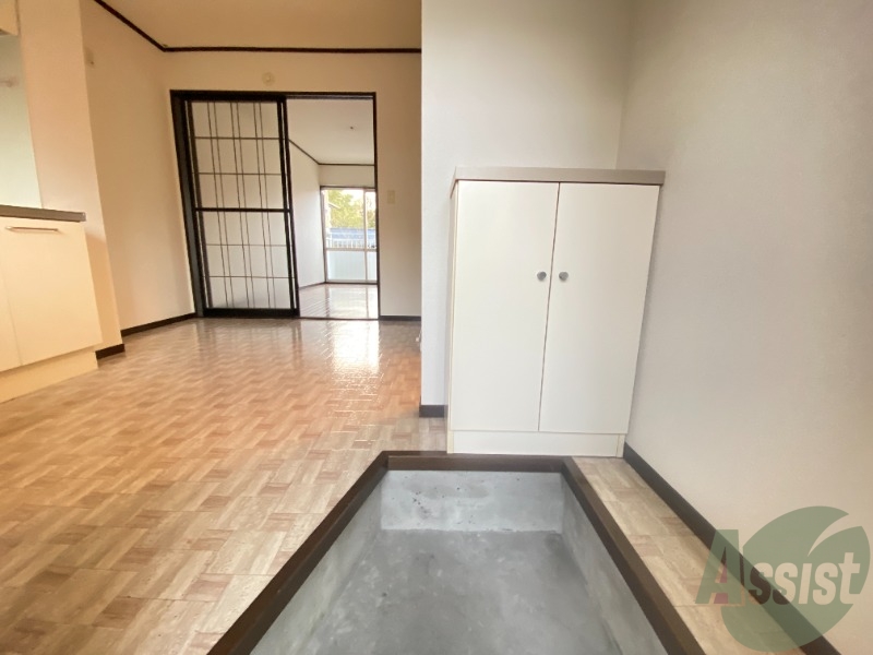 玄関　玄関から撮影しました。敷居が高くなくて安心ですね。