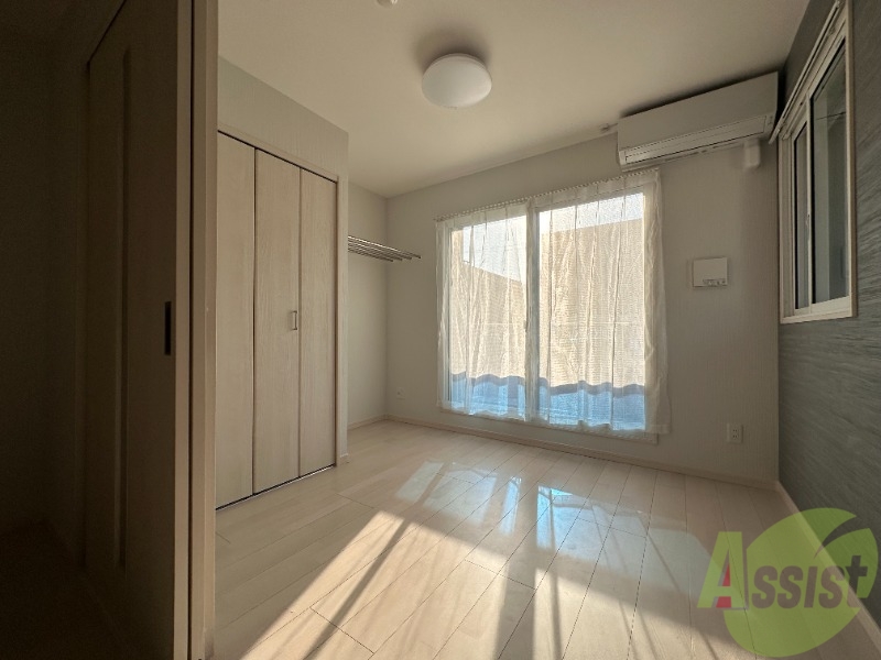 居室・リビング　４．６帖の洋室です、窓が大きく光が差し込みます。