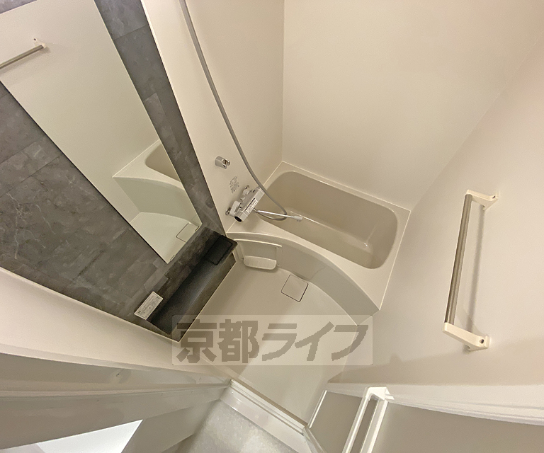 バス・シャワールーム　鏡のついた便利なお風呂